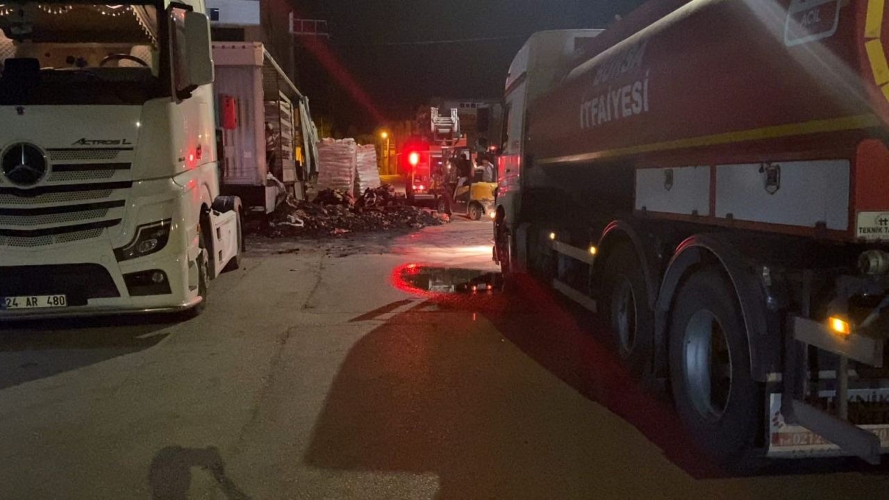 İnegöl'de Mangal Kömürü Yüklü Tır Yandı