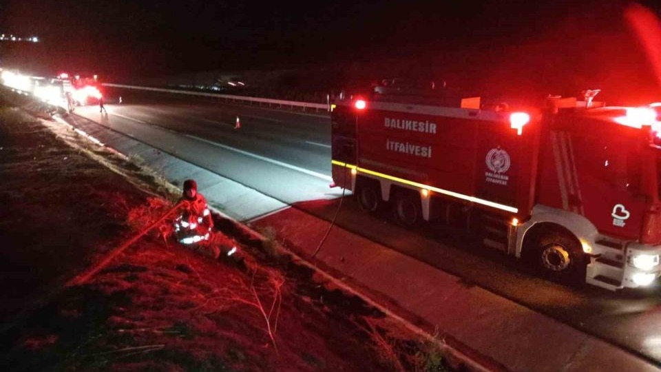 Otoyolda yanan tır ot yangına sebep oldu