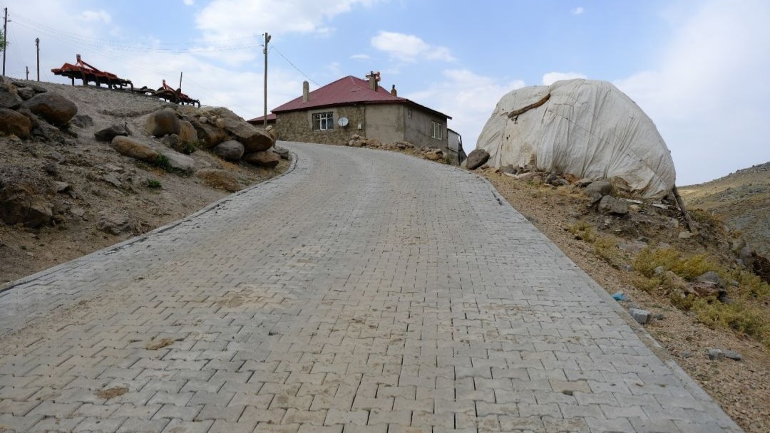 Ağrı'da Köy Yolları İyileştirme Çalışmaları Devam Ediyor