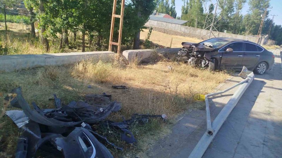 Malazgirt'te Trafik Kazası: Otomobil Direğe Çarptı, 1 Yaralı