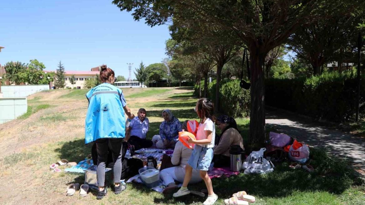 Van Büyükşehir Belediyesi'nden Yaşlılara Özel Piknik