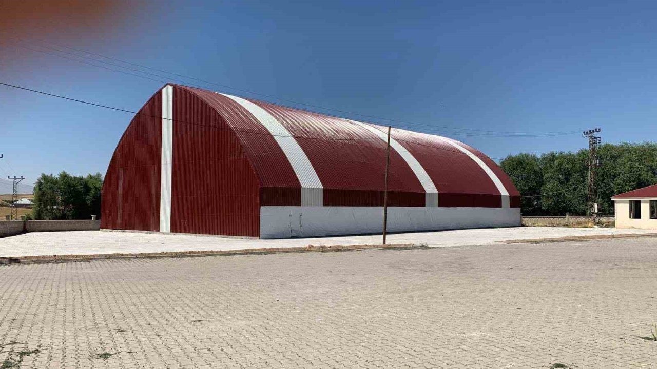Patnos Dedeli'de Gençlere Modern Halı Saha