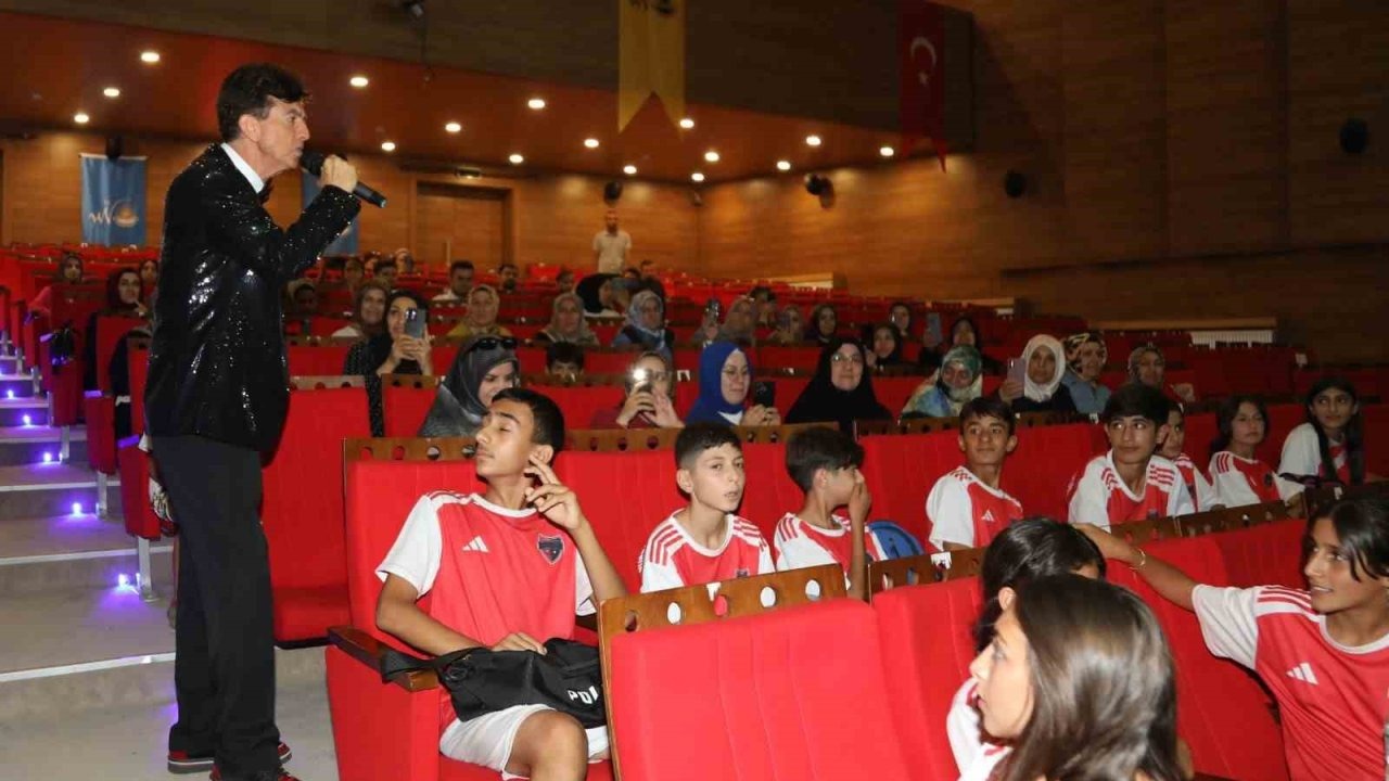 Van Büyükşehir Belediyesi'nden "Meddah" Gösterisi