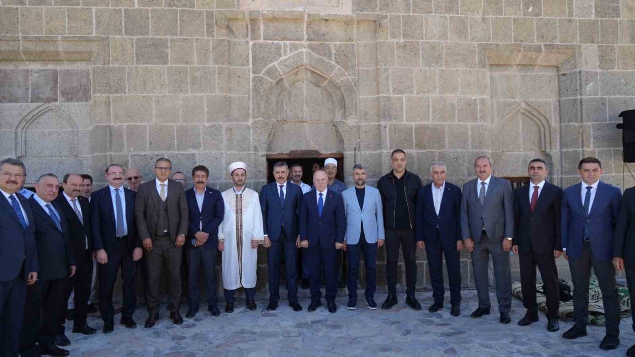 Erzurum Kalesi'ndeki Tarihi Mescitte Cuma Namazı Kılındı