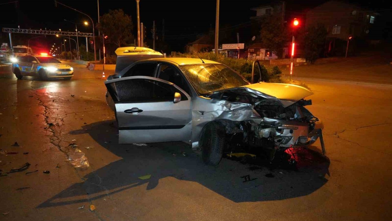 Kırıkkale'de Kaza: Otomobil ile Taksi Çarpıştı, 3 Yaralı