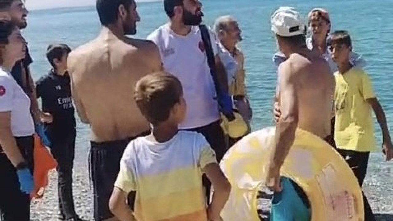 Van Gölü'nde Baba ve Oğul Boğulma Tehlikesi Atlattı