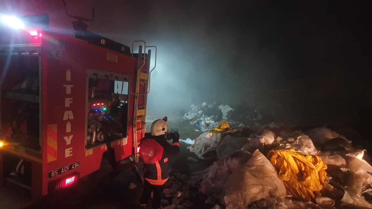 Tuşba'da Çöp Toplama Merkezinde Yangın