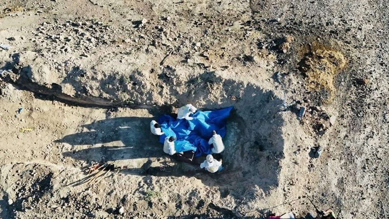 Musul'da DEAŞ'ın Toplu Mezarı Açıldı: Hasfa Obruğu'ndan Ceset Çıkarma Çalışmaları Başladı