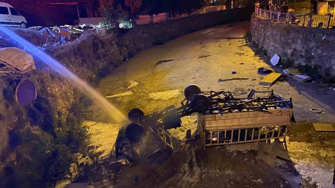 Körfez'de Freni Boşalan Kamyonet Dereye Uçtu: Alev Alan Araç Kullanılamaz Hale Geldi