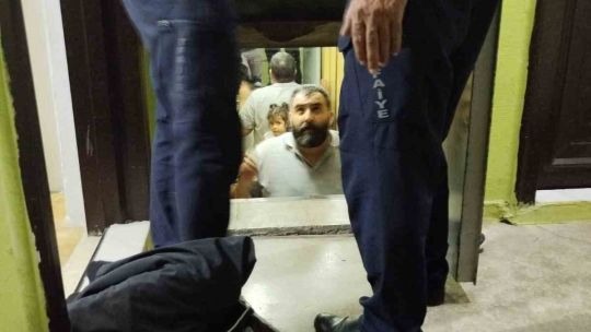 Elazığ'da Asansörde Mahsur Kalan Aile Kurtarıldı