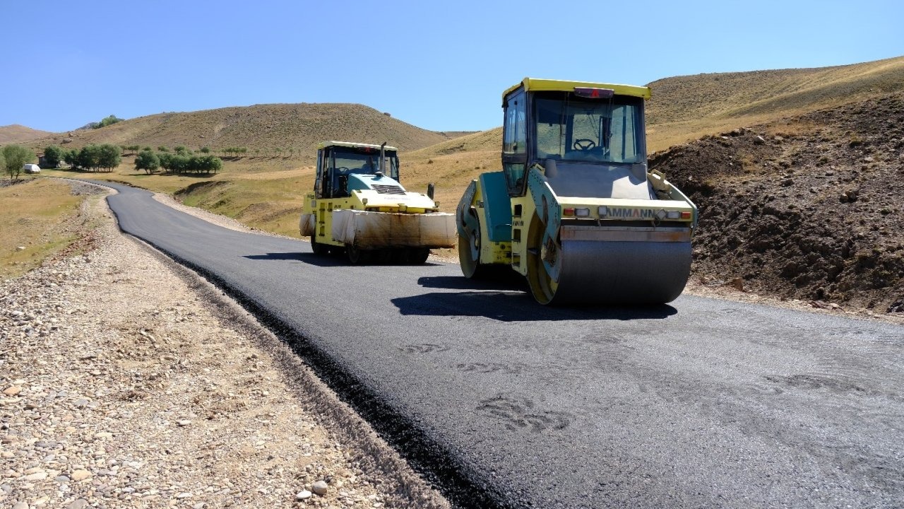 Taşlıçay'da İki Köyü Birleştiren Yola Sıcak Asfalt Serimi Tamamlandı