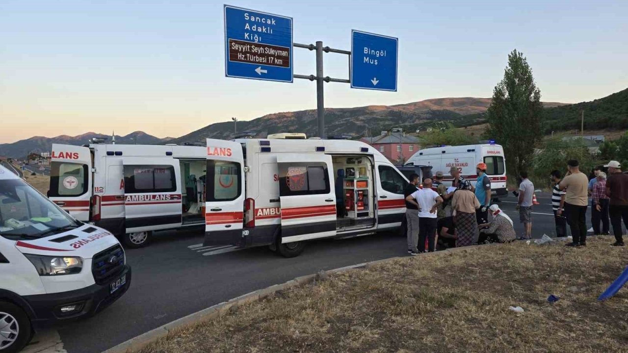 Bingöl'de İki Hafif Ticari Araç Çarpıştı: 11 Yaralı