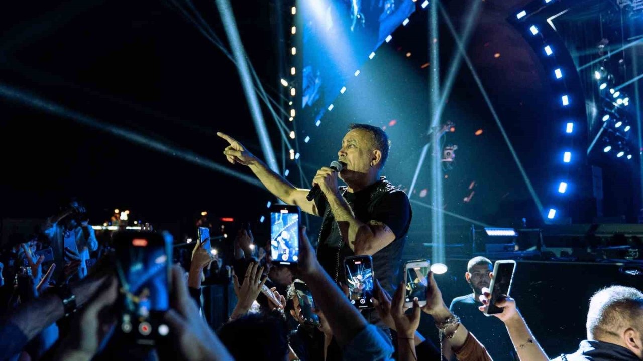 Haluk Levent, Erzurum Kültür Yolu Festivali'nde Hayranlarıyla Buluştu