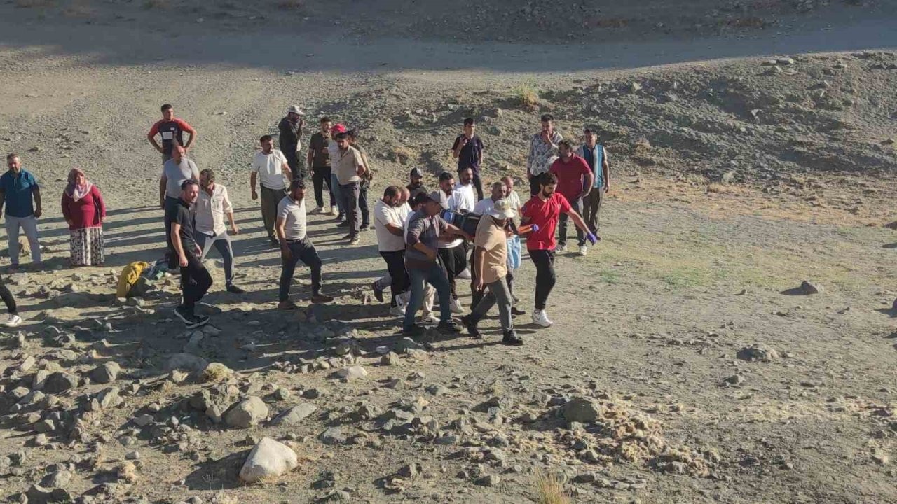 Van'da Traktör Römorku Devrildi: 8 Kişi Yaralı