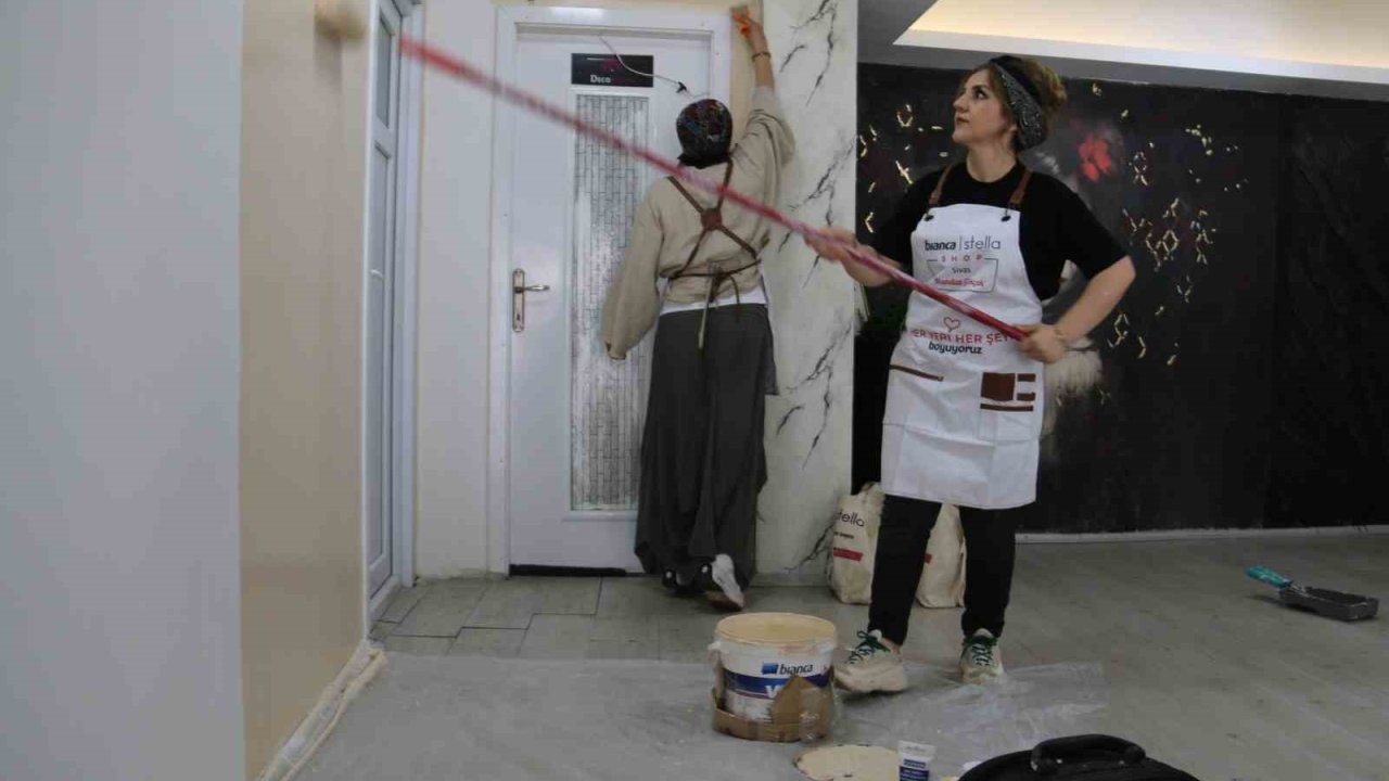 Sivas'ta Kadın Boyacı Ekibi, "Yapamazsın" Diyenlere Meydan Okuyor