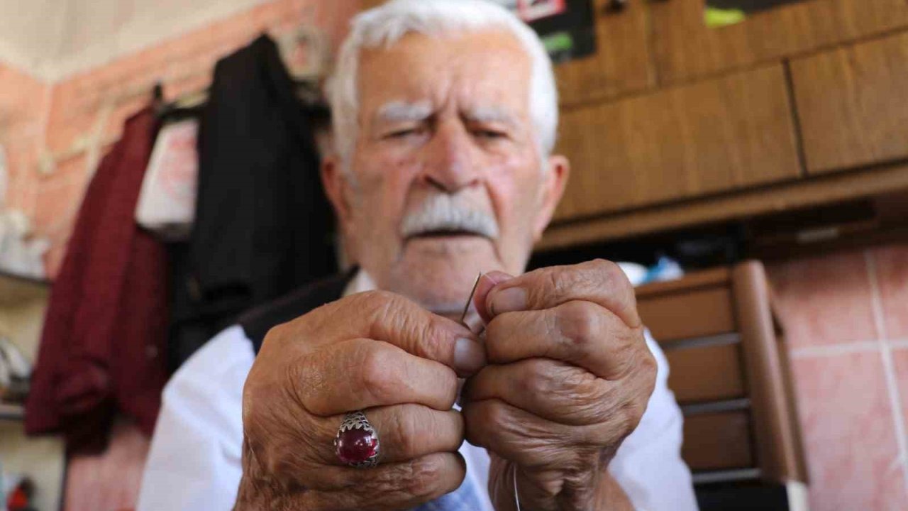 Sivas'ın En Yaşlı Terzisi: 93 Yaşındaki Recep Yılmaz, 80 Yıldır İğne Sallıyor