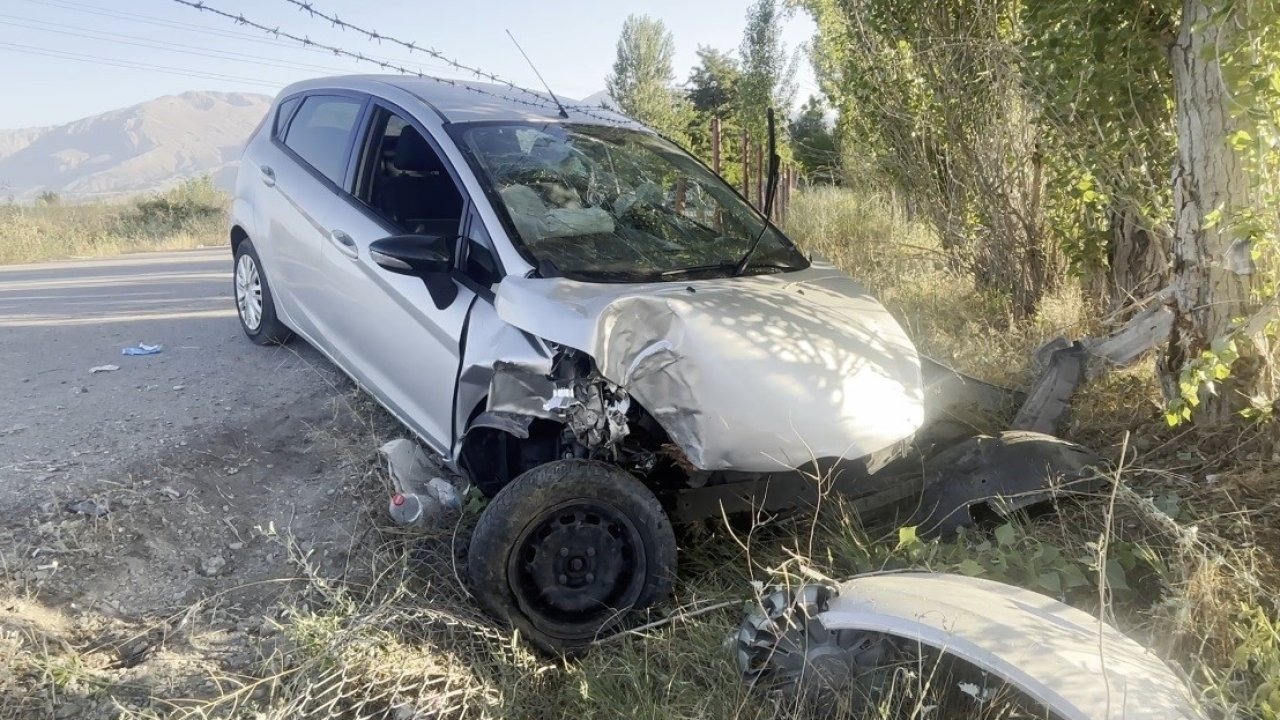 Erzincan'da Otomobil Kazası: 2 Kişi Yaralandı