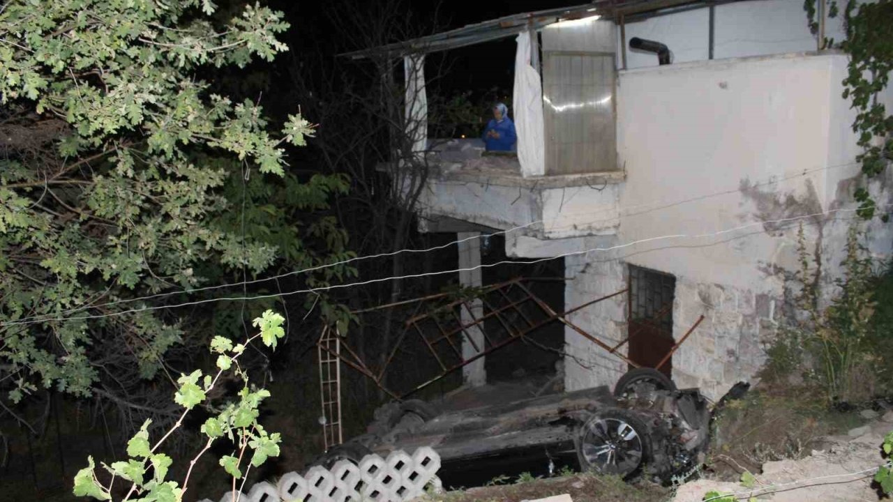 Kayseri’de Otomobil Bir Evin Bahçesine Uçtu: 3 Yaralı