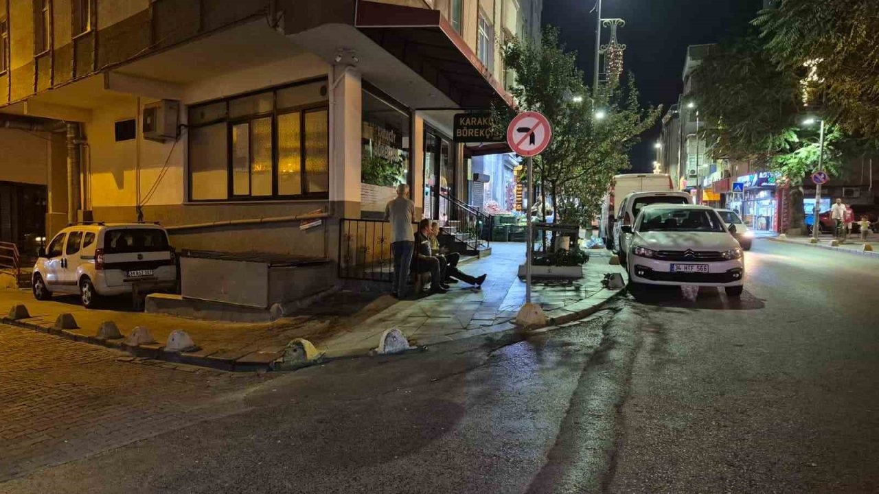 Küçükçekmece'de Cadde Ortasında Silahlı Saldırı: Bir Kişi Yaralandı