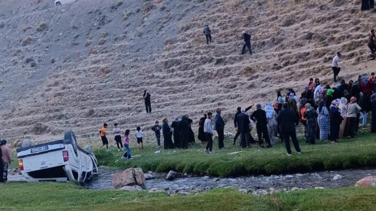 Başkale'de Kamyonet Uçuruma Yuvarlandı: 6 Yaralı