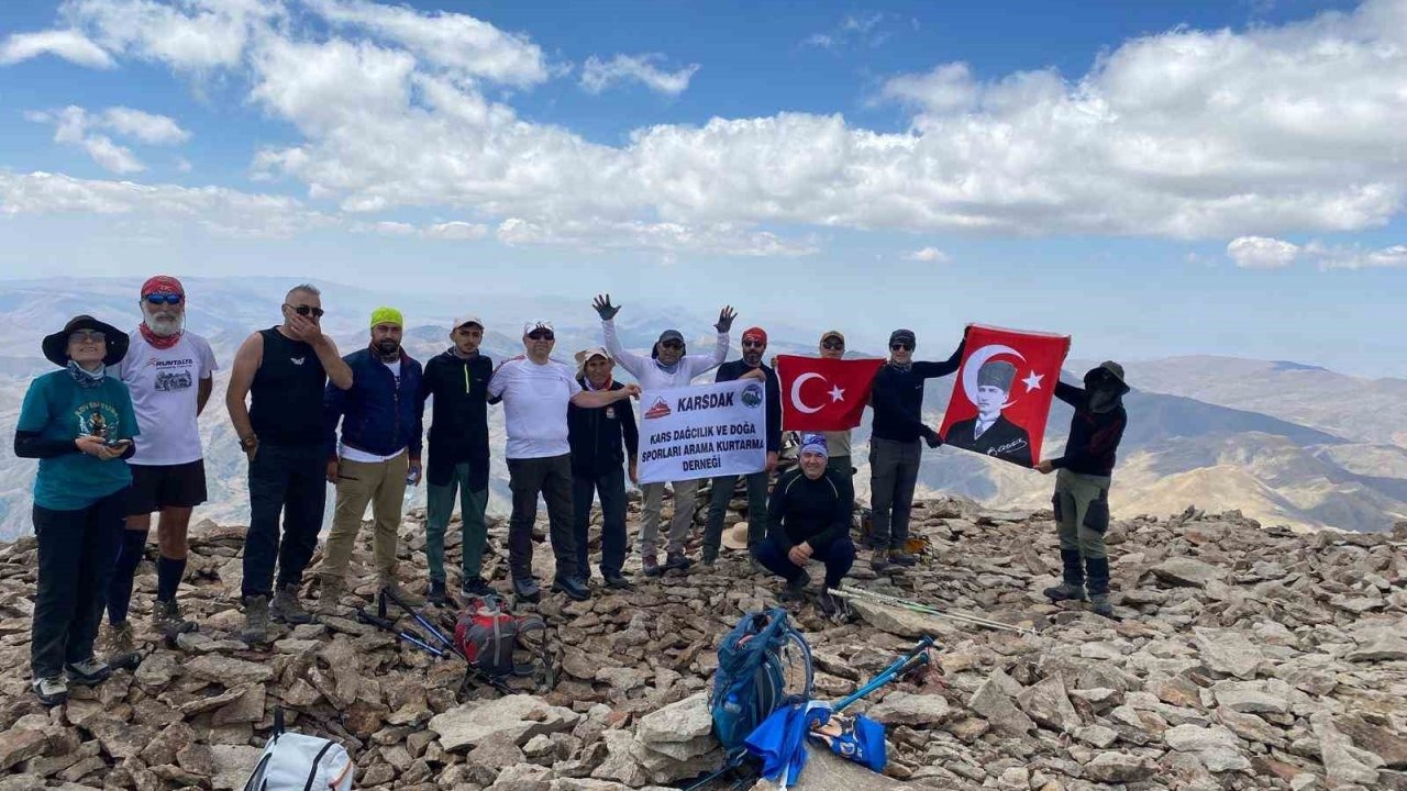Profesyonel Dağcılar Eleşkirt Kösedağ'a Yöneldi