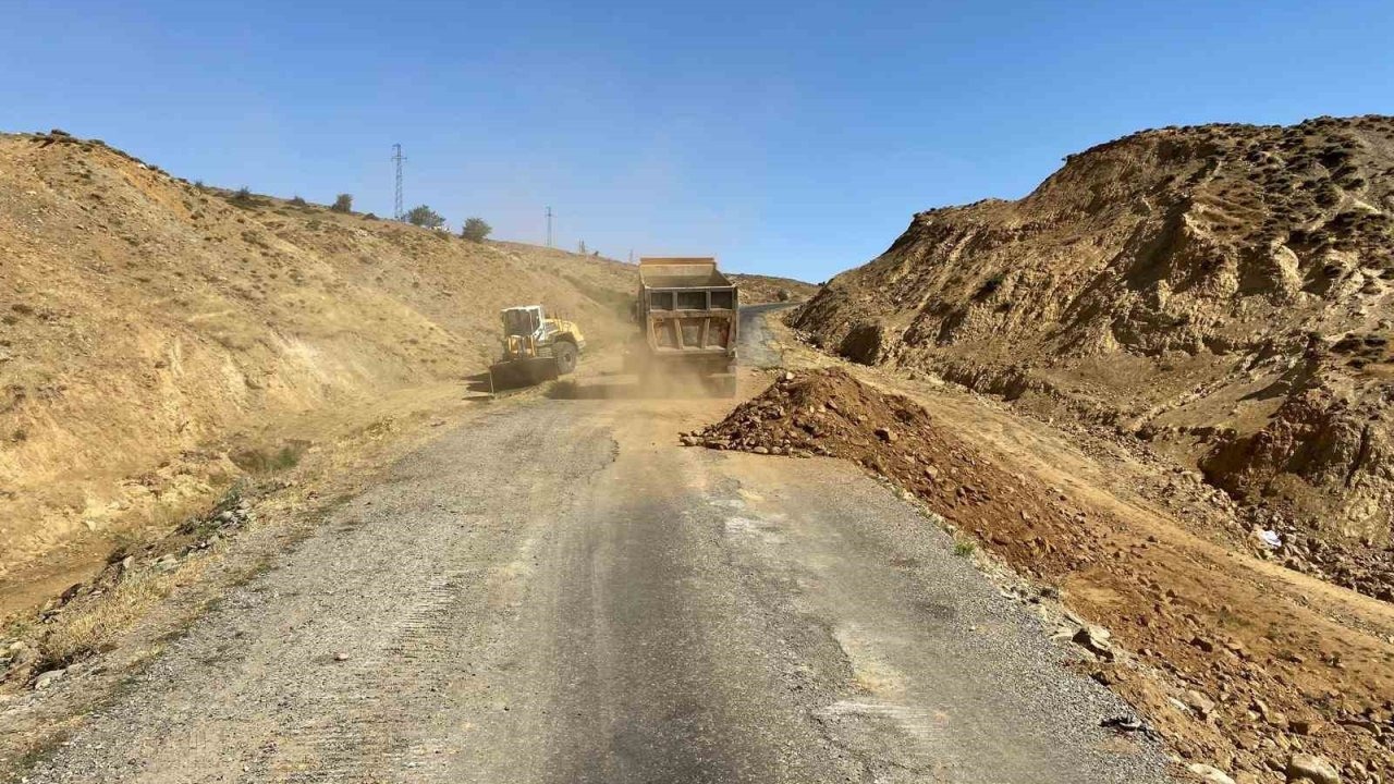 Muş'ta Köy Yolları Genişletme Çalışmaları Devam Ediyor