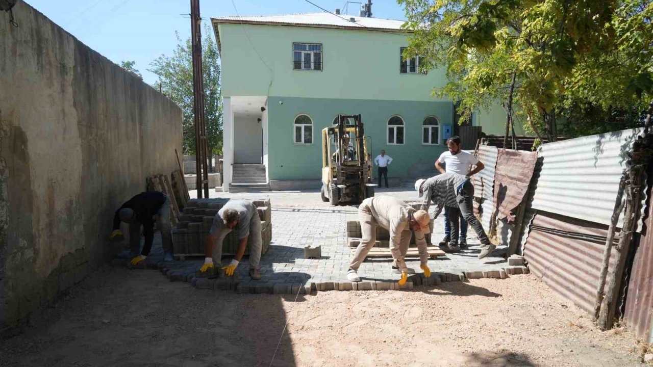 Kırköy'de Çamurlu Yolların Yerine Parke Taşı Geliyor