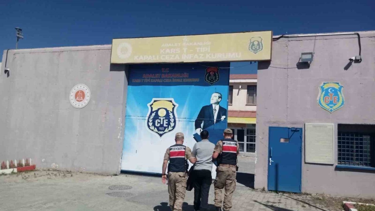 Jandarma, Arpaçay'da 22 Suç Kaydı Bulunan Firariyi Yakaladı