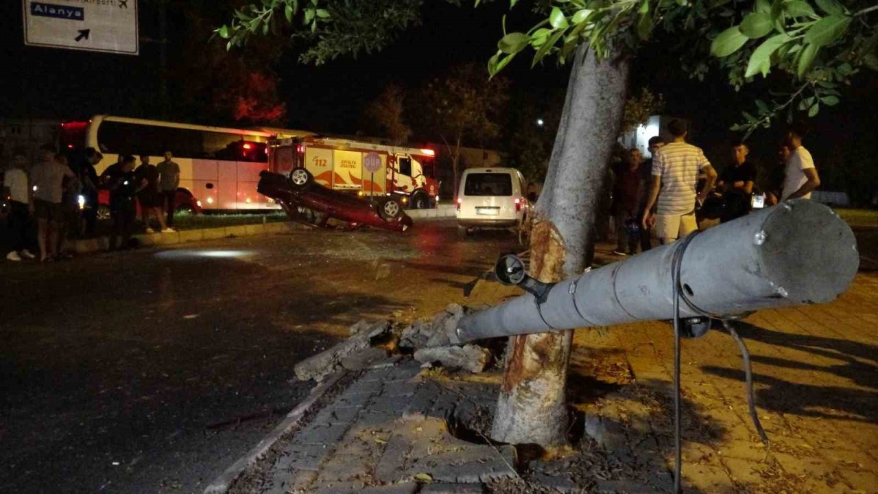 Antalya'da Takla Atan Otomobilin Sürücüsü Yaralandı