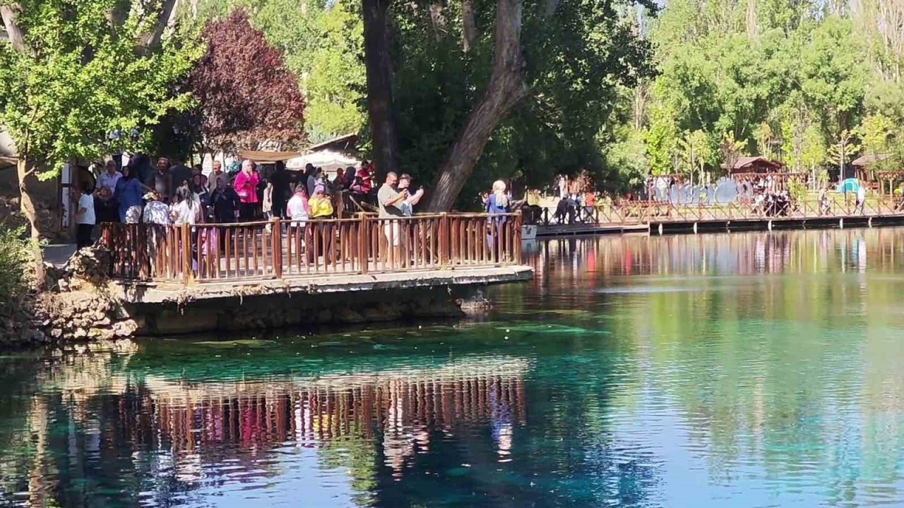 Sivas Gökpınar Gölü, "Bozkırın Nazar Boncuğu" Ziyaretçi Akınına Uğradı