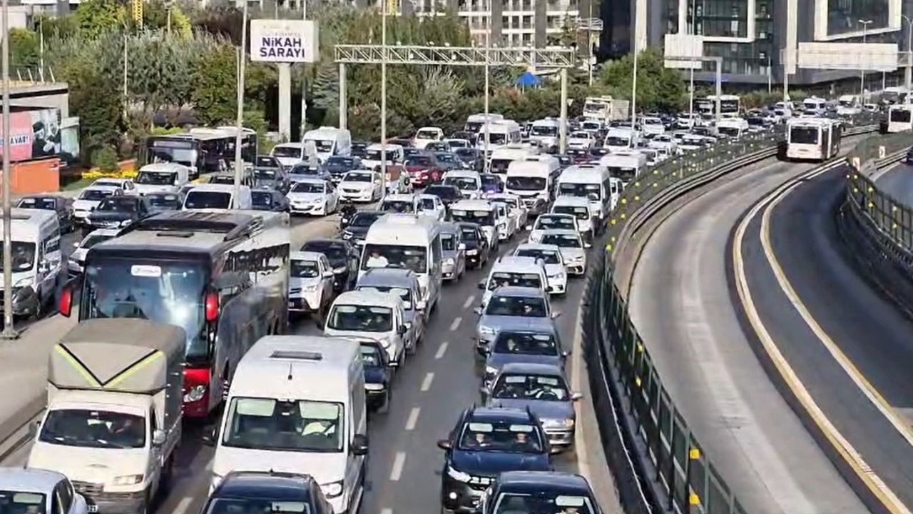 Küçükçekmece'de İntihar Girişimi: Trafik Felç Oldu