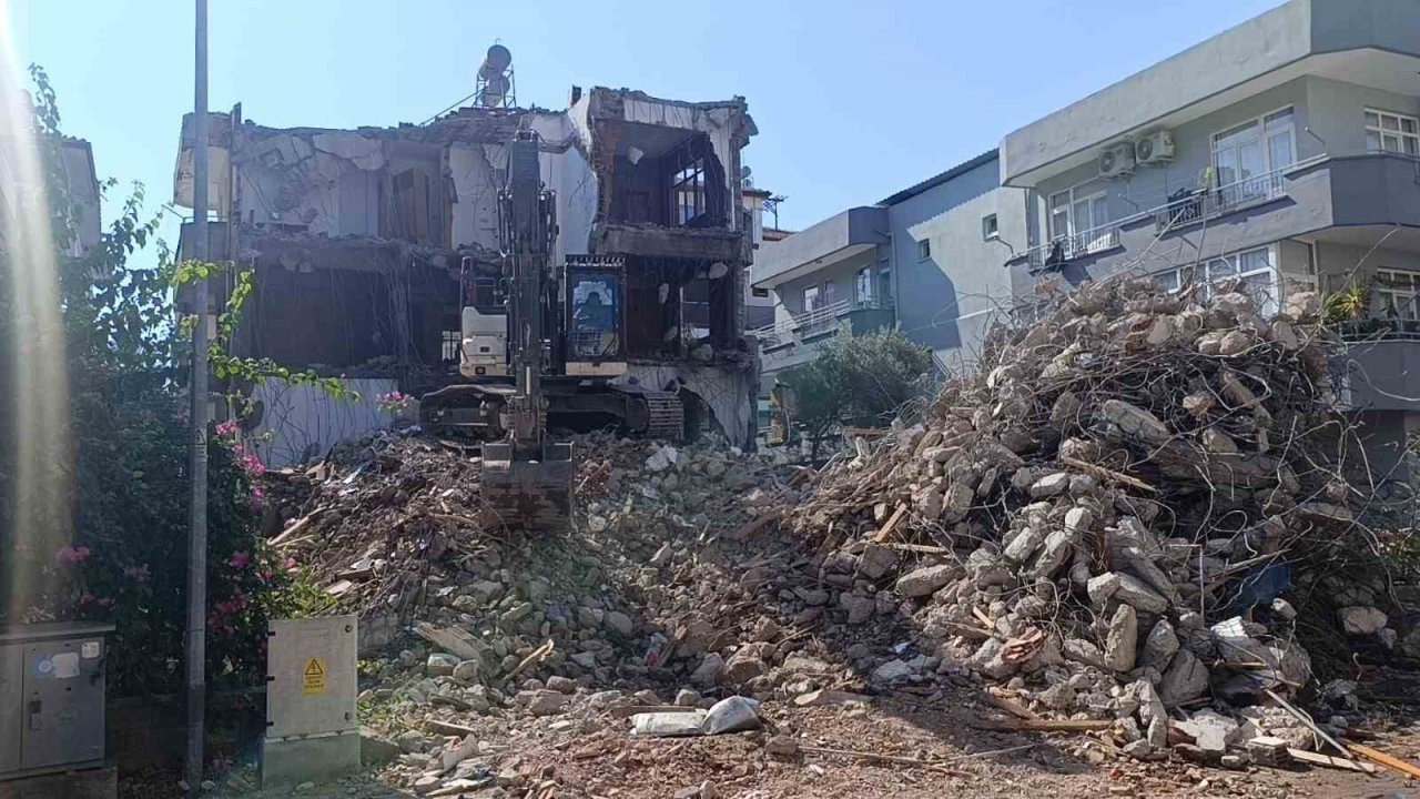 Manavgat’ta 'Evlerimiz Sallanıyor' İhbarı, Bina Yıkımı Çıktı