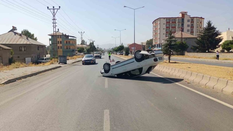 Patnos'ta Otomobil Kaldırıma Çarparak Takla Attı