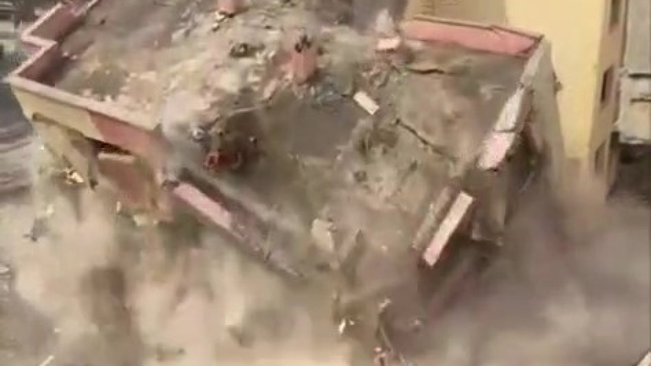 Depremde Ağır Hasar Alan Bina Yıkıldı