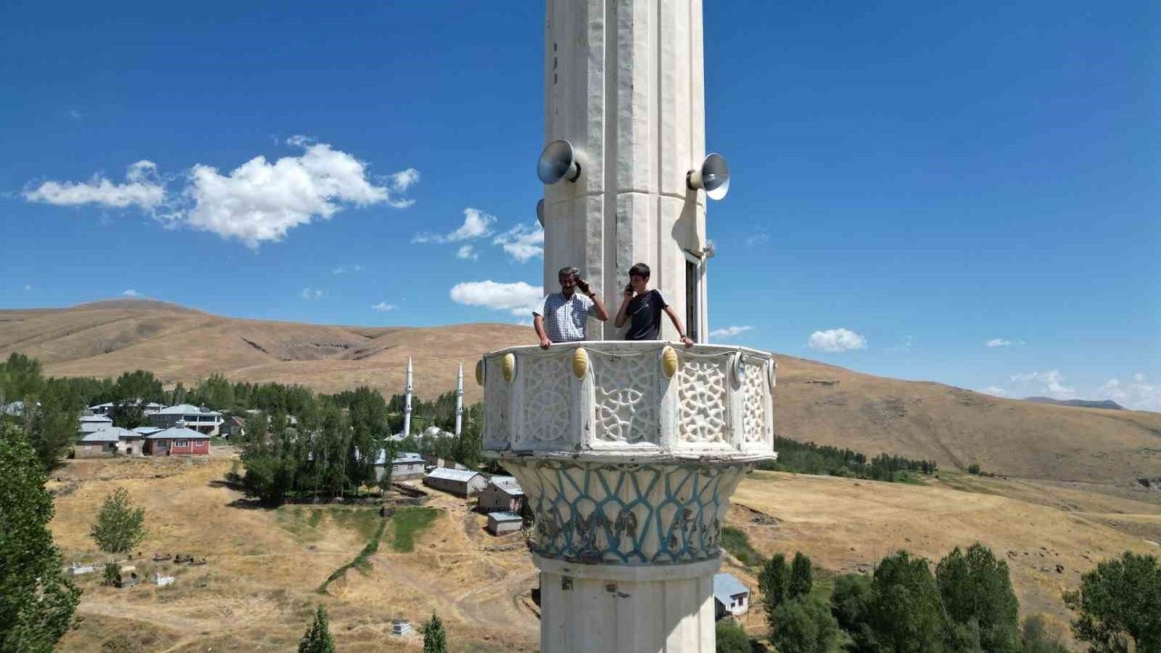 Van'ın Köyünde İletişim Çilesi: Telefon Çekmiyor Diye Minareye Çıkıyorlar