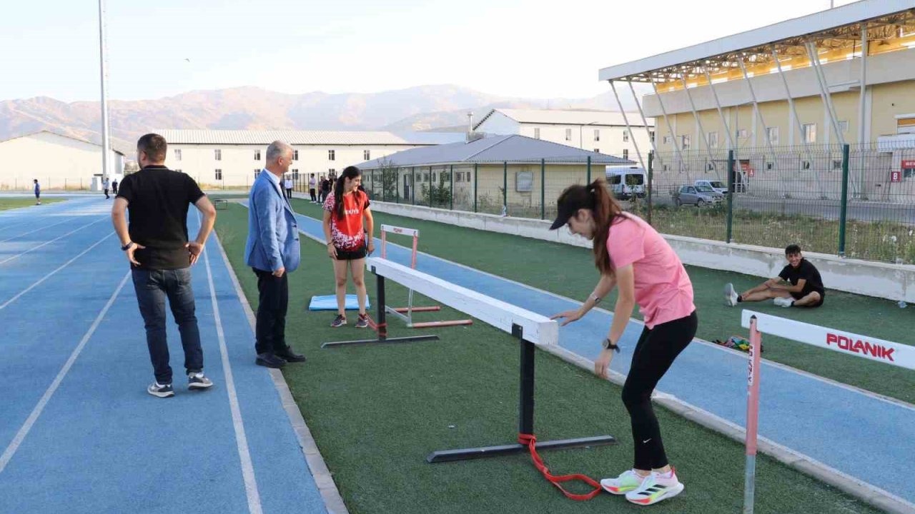Genç atletler yaz spor okullarında ter döküyor