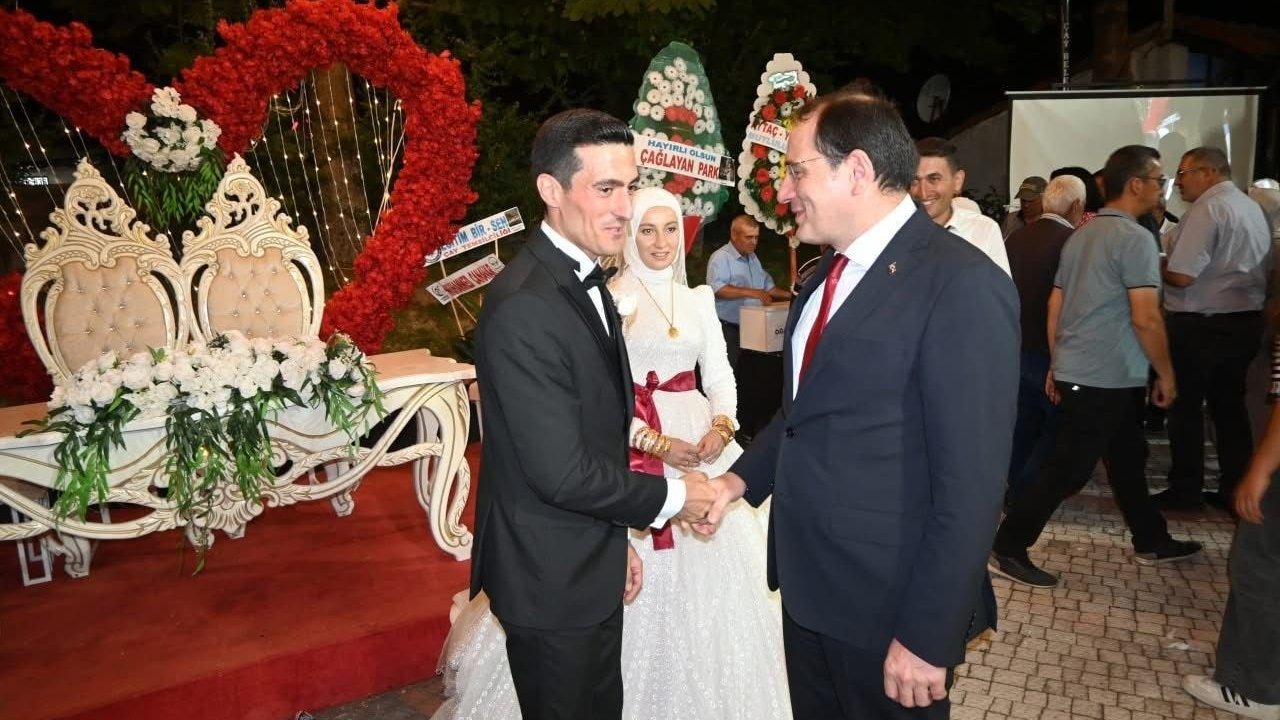 Çay Kaymakamı, Çalışma Arkadaşının Düğün Törenine Katıldı