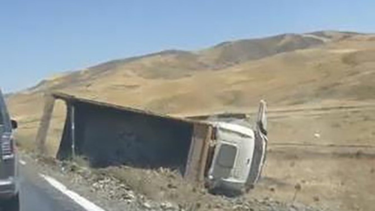 Muş'ta Hafriyat Kamyonu Şarampole Yuvarlandı: Sürücü Yaralandı