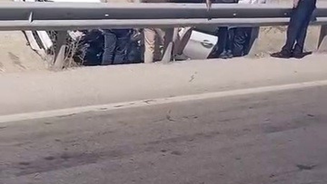 Erzurum'da Otomobil Refüje Düştü: 2 Kişi Yaralandı