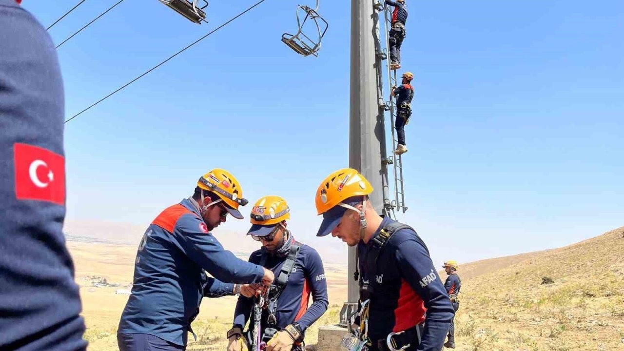 Van'da AFAD Ekiplerinden Teleferik Kurtarma Tatbikatı