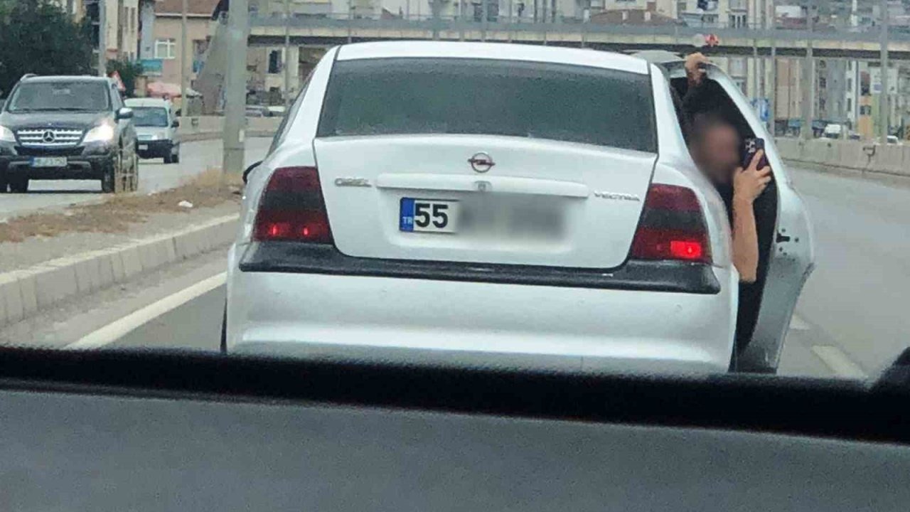 Samsun'da Tehlikeli Yarış: Yolcu Kapıyı Açıp Görüntü Çekti