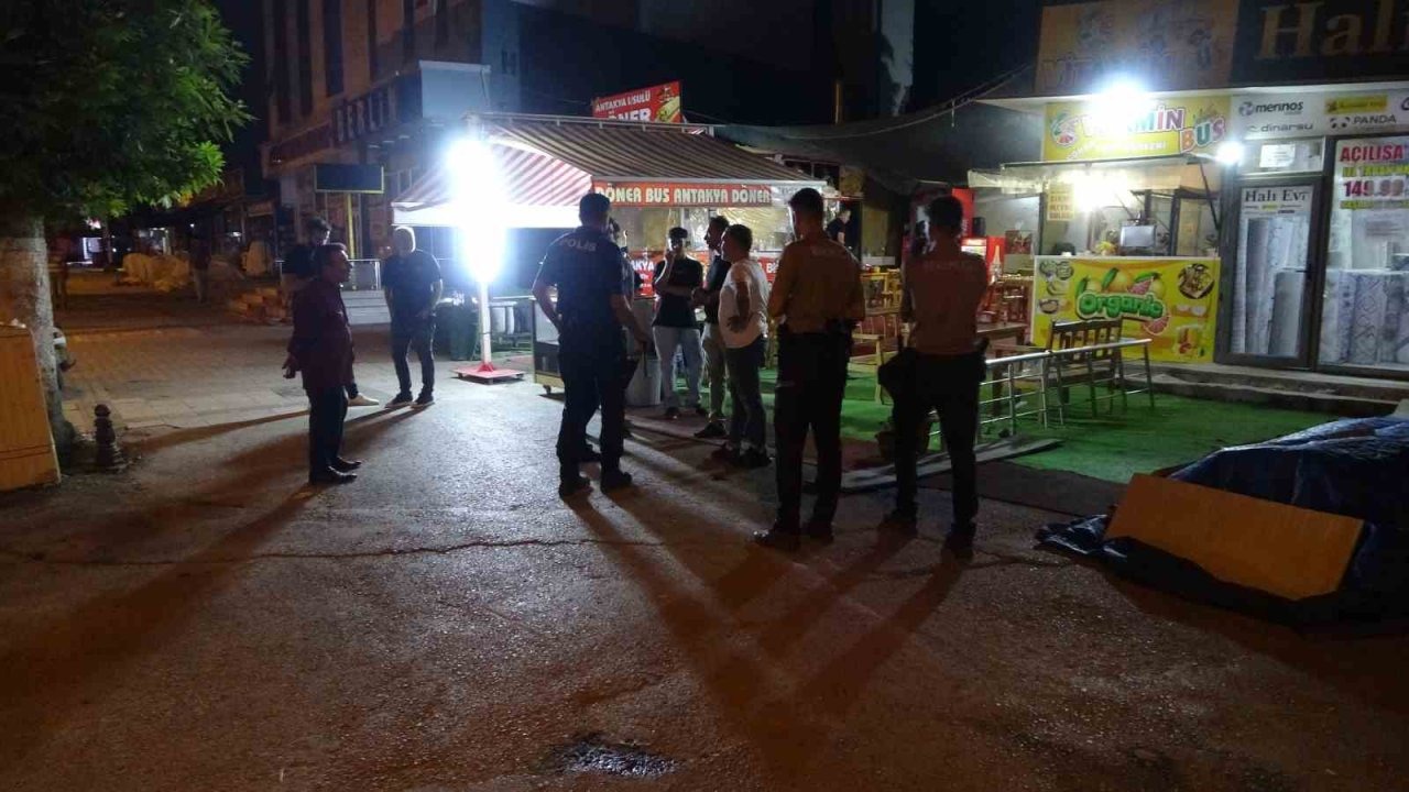 Dönercide bıçaklı kavga: 2 yaralı