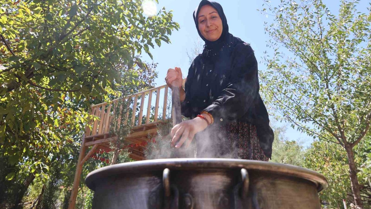 Sigara içenlere doğal çözüm: 7 saat kazanda pişirilen kozalak şurubu