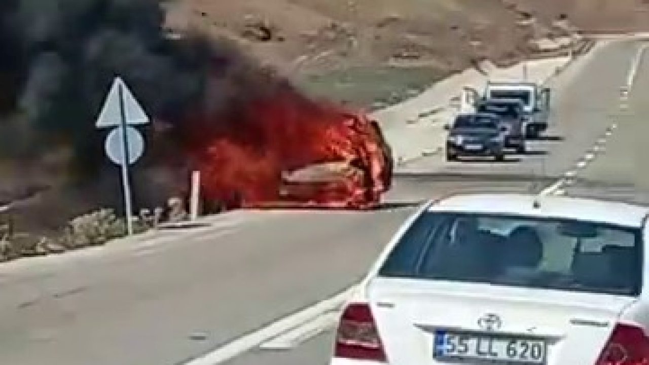 Erzurum’da Park Halindeki Otomobil Alev Alev Yandı