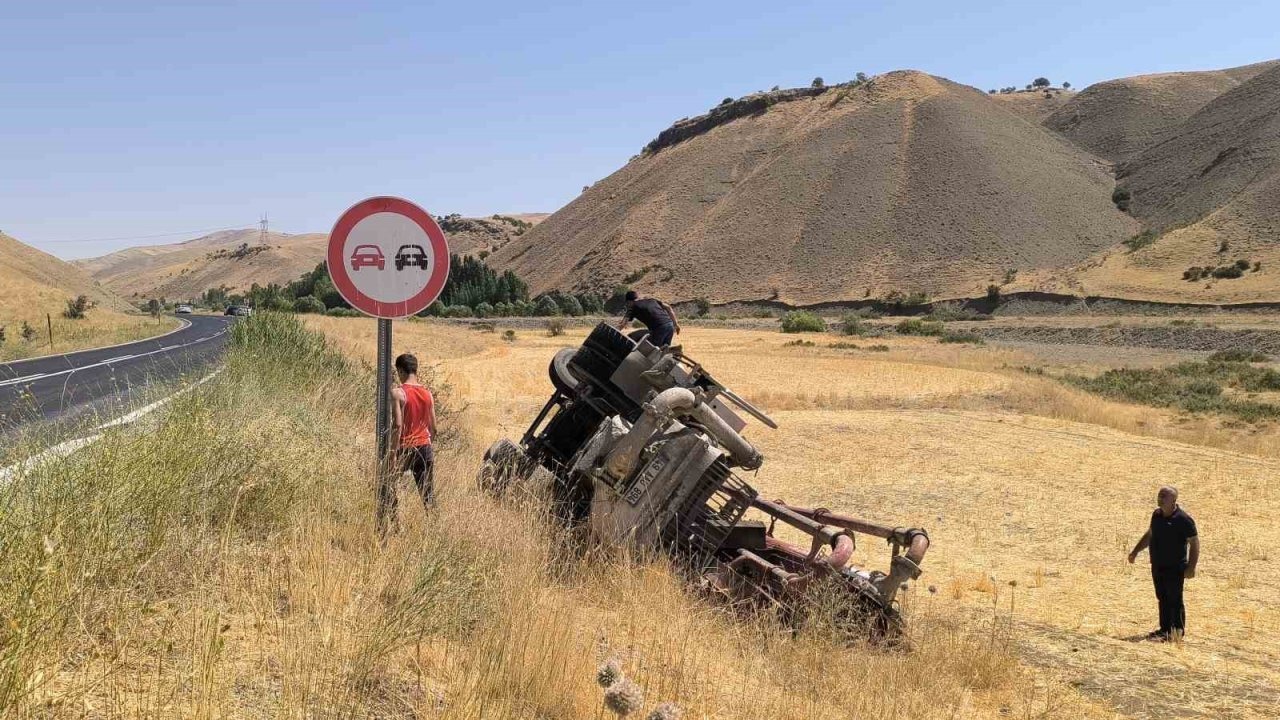 Muş’ta Beton Pompası Yüklü Tır Şarampole Devrildi