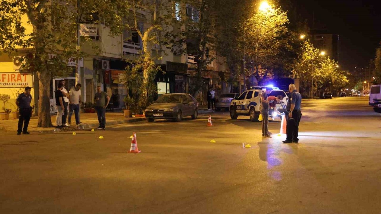 Kozan'da Kafenin Önünde Silahlı Saldırı: Polis Şüphelileri Yakalamak İçin Harekete Geçti