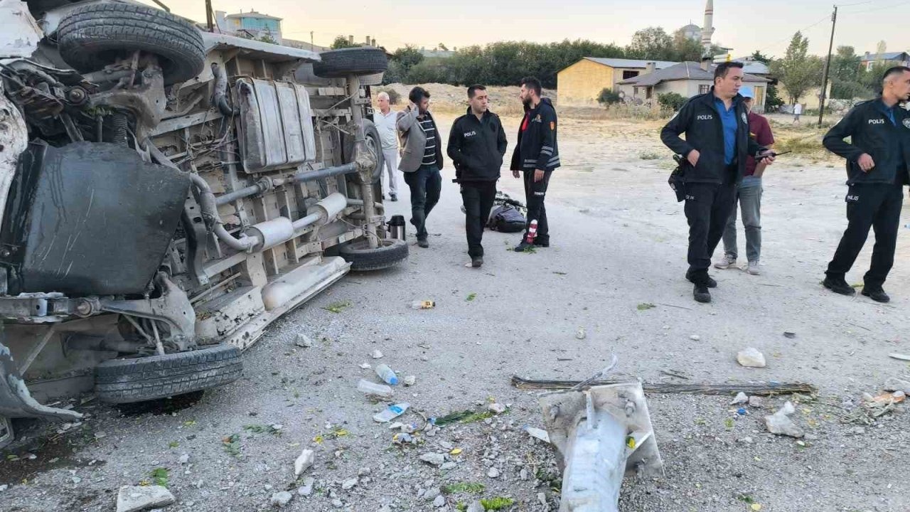 Van'da Kamyonet Kaldırıma Çarptı: 4 Yaralı