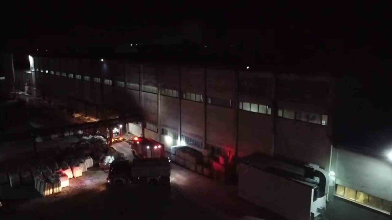 Balıkesir'de Kağıt Fabrikasında Yangın