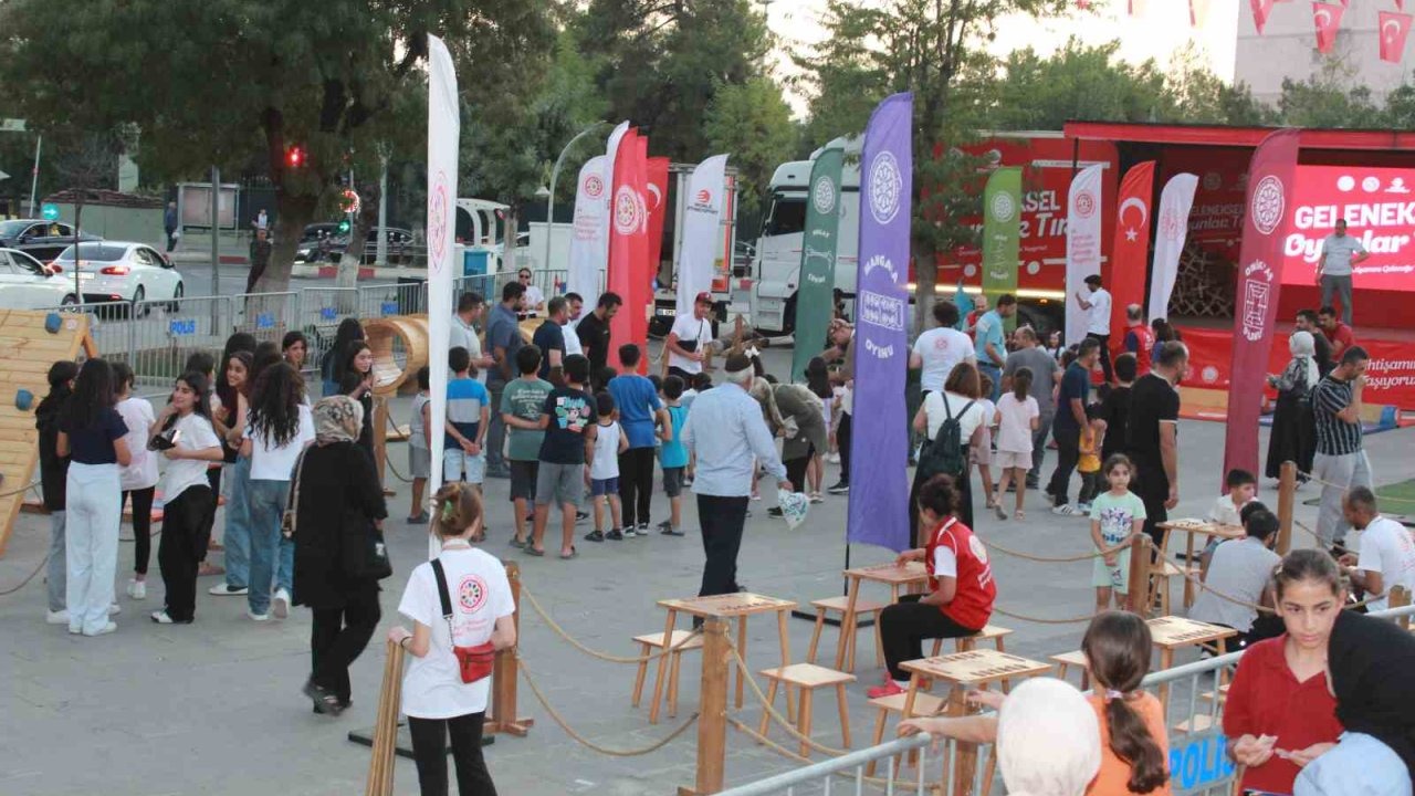"Geleneksel Oyun Tırı" Siirt'te Çocuklarla Buluştu