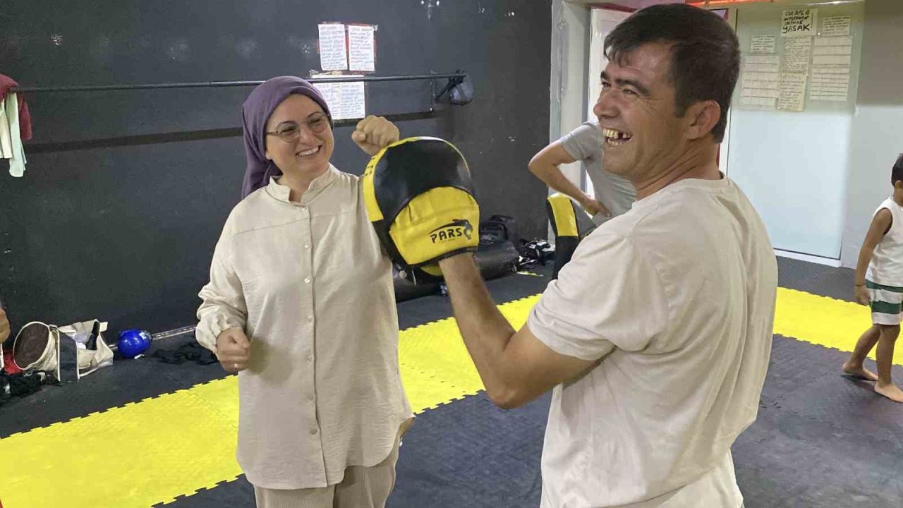Eskişehir'de Aileler ve Çocuklar Kick Boks Antrenmanında Buluştu